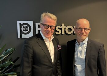 Ib Jensen (right) takes over from Jan Secher (left) as new CEO of Perstorp Group.