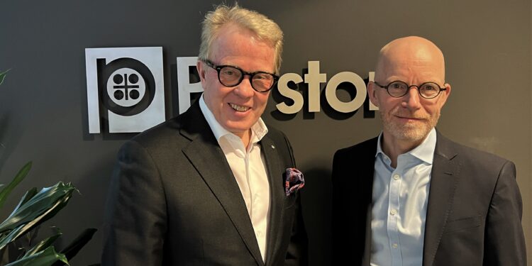 Ib Jensen (right) takes over from Jan Secher (left) as new CEO of Perstorp Group.