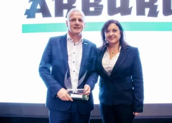 Leandro Goulart, Head of Marketing and Sales Arburg Brazil, accepts the PPR for "TOP Equipment in Electric Drives" for Arburg from Jane Campos, Radici Plastics Ltda.