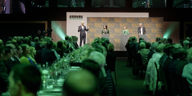 Partners kick off anniversary celebrations: Hundreds of enthusiastic guests listened intently to moderator Kai Spitzl's Q&A session with Juliane Hehl, Renate Keinath and Michael Hehl (from left).