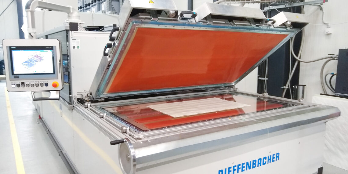 The new Flex option for the DIEFFENBACHER Fibercon: The upper frame is equipped with a flexible sheet.