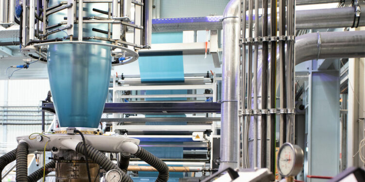 Thanks to the twin-screw and degassing unit, the EVO Fusion extruder can also process low-quality recyclate to blown film safely.