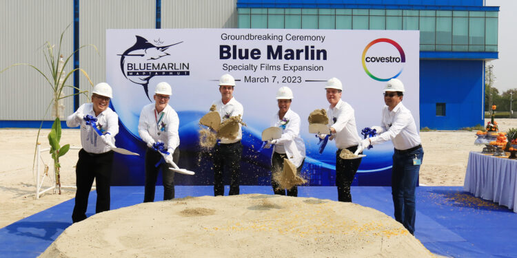 Groundbreaking ceremony for the new polycarbonate film plant in Map Ta Phut, Thailand, with Aleta Richards, Global Head of the Specialty Films segment, Timo Slawinski (3rd from left), Head of Covestro's Map Ta Phut site, and Michael Boediger (2nd from right), Head of Operations in the Specialty Films segment.