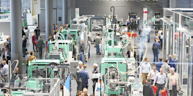 5,700 customers from 53 nations came to the Arburg Anniversary Days at the "think tank" in Lossburg, from 8 to 11 March 2023. The first port of call was the Customer Center (picture 187907) with numerous exhibits and exciting applications in injection moulding and 3D printing.