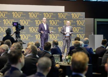 Managing Director Technology Guido Frohnhaus (r.) opened the Partner Summit in an entertaining dialogue with moderator Kai Spitzl, emphasising the huge importance of long-standing partnerships to Arburg.