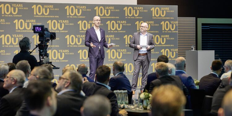 Managing Director Technology Guido Frohnhaus (r.) opened the Partner Summit in an entertaining dialogue with moderator Kai Spitzl, emphasising the huge importance of long-standing partnerships to Arburg.