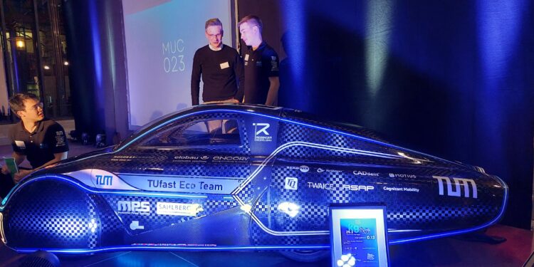 Covestro expert Fabian Grote (left) and TUfast team leader Gleb Lialine at the "muc023" roll-out event on April 27.