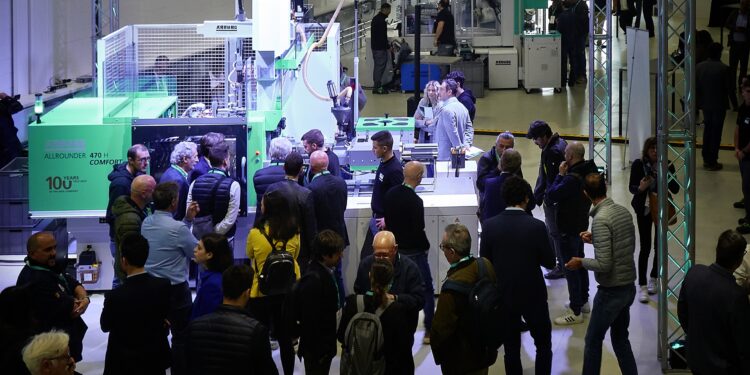 The Arburg subsidiary in Italy celebrated "100 years of the Hehl family company" with an open house on 18 and 19 May 2023. One highlight was the Allrounder 470 H hybrid milestone machine.