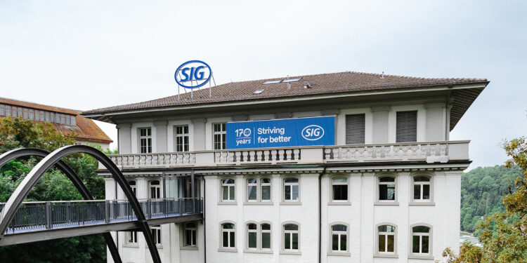 In June, the Swiss packaging solution provider SIG marked another milestone in its long history – 170 years of operation. Founded in 1853 and headquartered in Neuhausen, Switzerland, the company took the opportunity to look back on its impressive history of ingenuity and innovation, visit its present, and explore the exciting potential the future holds. Moreover, the event enabled customers and employees to experience firsthand what SIG stands for today and will stand for tomorrow: SIG – for better.