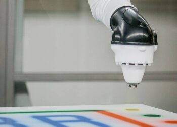 1: Thanks to the four main needles, EcoBell4 Pro manages color changes in just four seconds without paint loss.