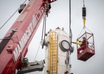 Installation of heavy-duty rigging on the sub-reactor.