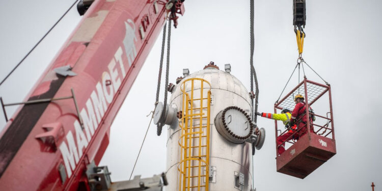Installation of heavy-duty rigging on the sub-reactor.