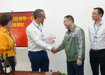 Liang-Hui (Regional Business Line Manager Glass), Bertrand Mercier (Business Unit Manager Glass), Zengmao Liu (Chairman of Shaohong) and Eric Wang (Business Line Manager)
