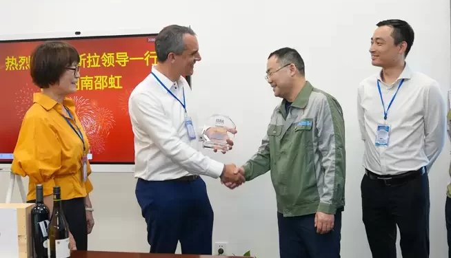 Liang-Hui (Regional Business Line Manager Glass), Bertrand Mercier (Business Unit Manager Glass), Zengmao Liu (Chairman of Shaohong) and Eric Wang (Business Line Manager)
