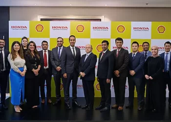 Shell Middle East and Honda Guld staff celebrate the signing of the agreement to become the exclusive provider of Genuine Motor Oil for Honda passenger cars in Oman & Qatar.