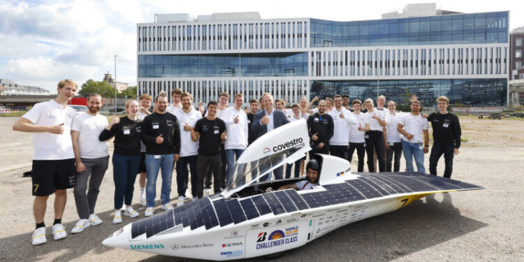 Thumbs up for solar energy: Team Sonnenwagen made a detour to Covestro in Leverkusen before its trip to Australia. Covestro Chief Technology Officer Thorsten Dreier (center) wished the team all the best for the challenging endurance race.
