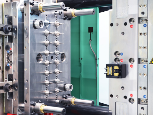 ZAHORANSKY at Fakuma 2023: Producing plastic syringes with screw threads cost-efficiently and safely Manufacturing luer-lock from plastic instead of glass – with the ZAHORANSKY Z.SONIC
